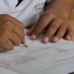Anak-anak mulai belajar menulis pada usia dini yang mengejutkan, dengan penelitian menunjukkan bahwa prosesnya dapat dimulai sejak usia dua tahun
