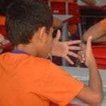Anak-anak mulai belajar berhitung pada usia muda, biasanya sekitar 3 hingga 4 tahun, ketika mereka mulai memahami konsep angka dan urutan penghitungan.