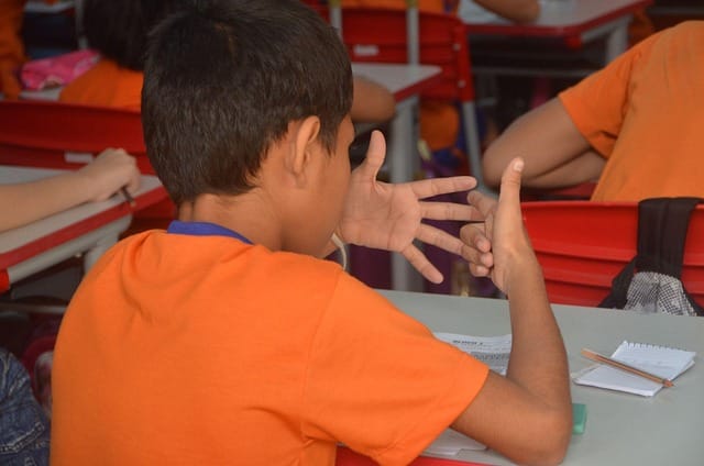 Anak-anak mulai belajar berhitung pada usia muda, biasanya sekitar 3 hingga 4 tahun, ketika mereka mulai memahami konsep angka dan urutan penghitungan.