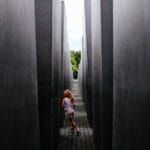 Ketika anak-anak hiperaktif sering tidak mau mendengarkan perintah, itu menghadirkan tantangan yang signifikan bagi pendidik dan orang tua.