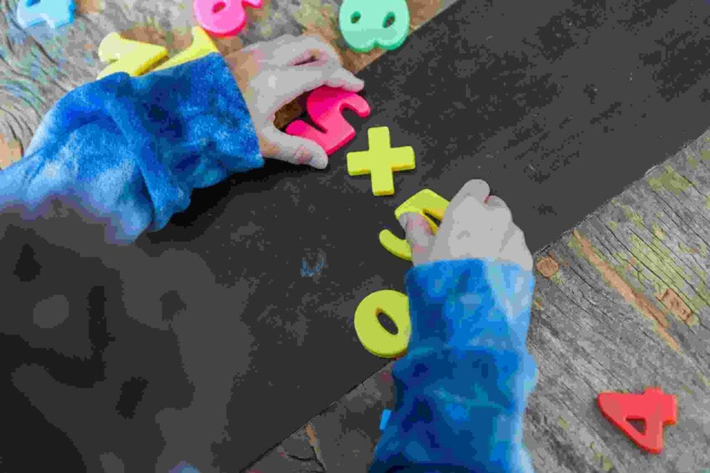 Terapi Calistung - Anak kecil sedang bermain puzzle angka