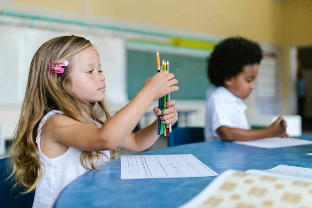 Terapi Calistung - Anak kecil sedang duduk akan belajar menulis